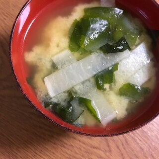 大根とわかめの生姜入り味噌汁